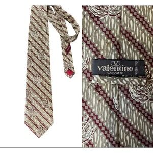 Valentino Vintage Cravatte Silk Tie Made in Italy Luxury 58"L 3.75"W
